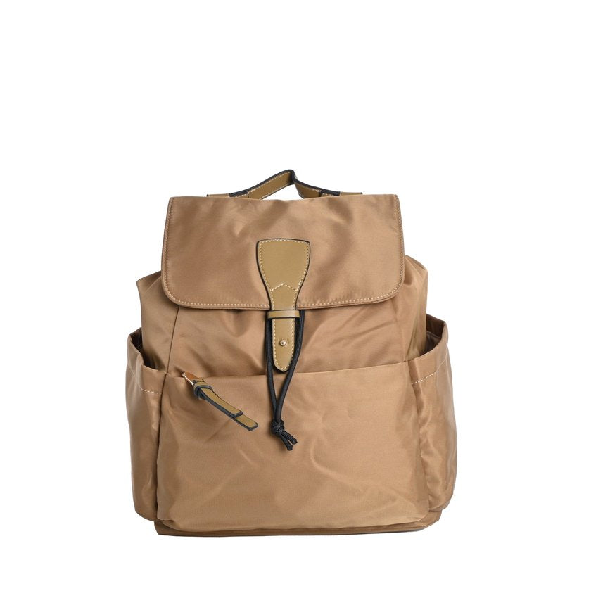 Mochila em nylon com diversos bolsos exteriores