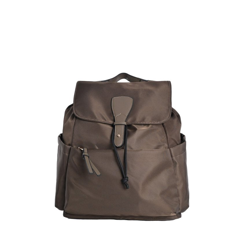 Mochila em nylon com diversos bolsos exteriores