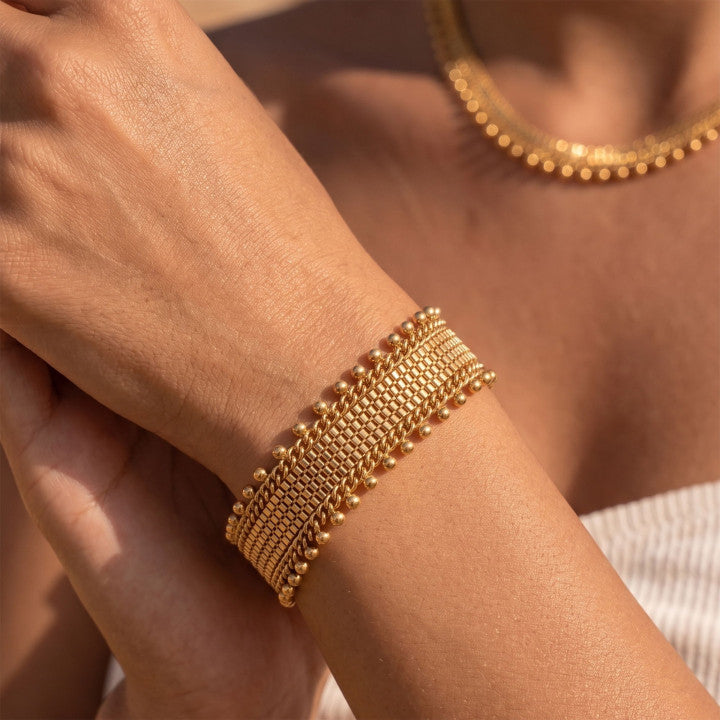 Pulseira em Aço com Detalhe de Bolinhas